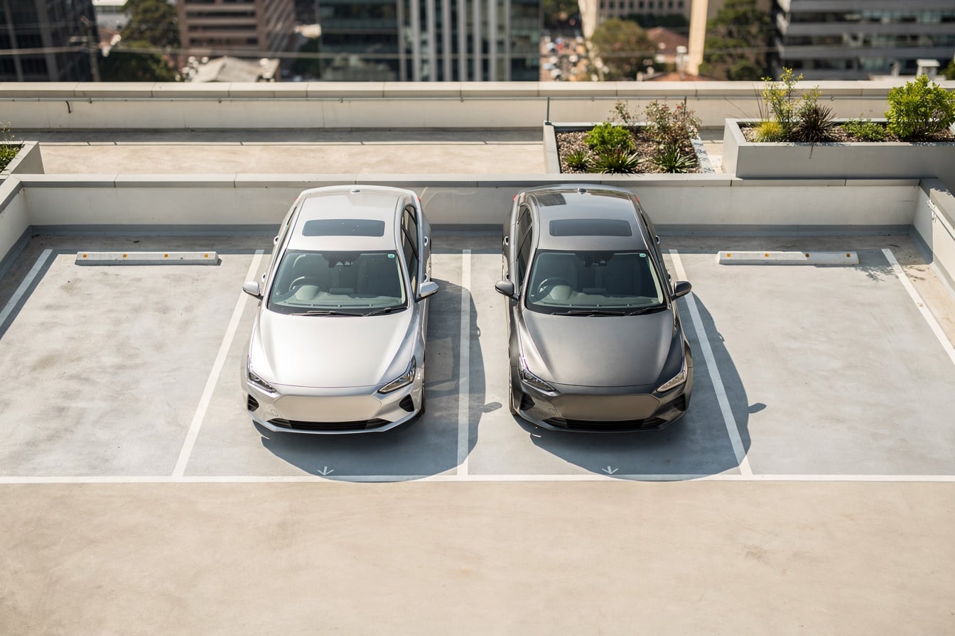 Square graphic with large price figures for the Mercedes-Benz C 400 4MATIC and both BMW i3 variants, styled as a simple price comparison card.